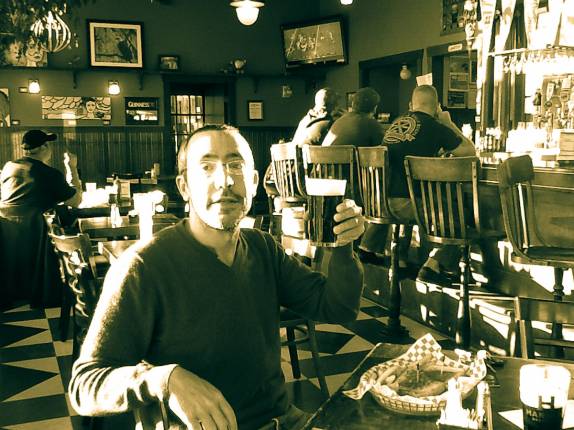 Saboreando uma Guinness em boteco retrô em Ketchikan, no Alaska